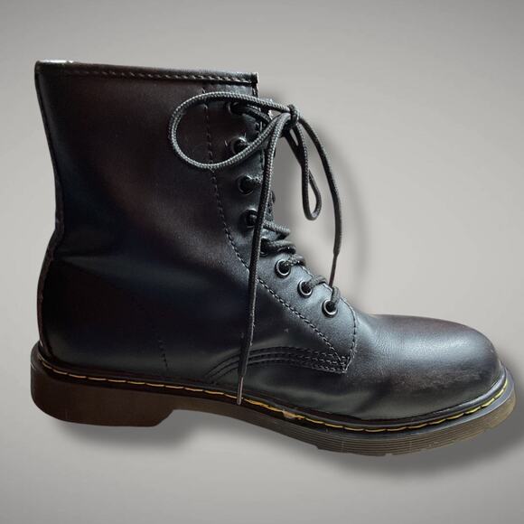 Men's 10.5 DR. MARTENS Smooth Black Leather Lace Up Boots In Excellent Condition - Picture 5 of 14